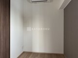 CREATIF本所吾妻橋 天井にエアコン完備した落ち着いた色合いの洋室空間