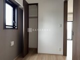 CREATIF本所吾妻橋 明るい光が入る洋室と奥に見えるクローゼット