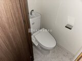 CREATIF本所吾妻橋 温水洗浄便座付きトイレと手洗いカウンター付きの清潔感のあるト