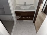 CREATIF本所吾妻橋 大理石調のタイル床とダークブラウンの洗面台が落ち着いた印象の