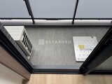 CREATIF本所吾妻橋 天井に設置された電動ロールスクリーンと照明が備わった洋室の天