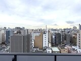 CREATIF本所吾妻橋 バルコニーから見た都市風景と周辺建物群