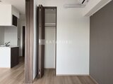 CREATIF本所吾妻橋 白基調で統一された居室と暗めの木製引戸が映える空間