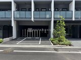 コンフォリア・リヴ押上ノース モダンな外観の建物と駐車スペースが見える街並みの様子