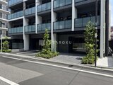 コンフォリア・リヴ押上ノース 緑を配置したモダンなエントランスアプローチの建物外観