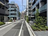 コンフォリア・リヴ押上ノース 前面道路から見た建物周辺の街並みと緑に囲まれた歩道