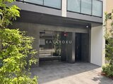 コンフォリア・リヴ押上ノース 緑に囲まれた開放的なエントランスと石張りのアプローチ