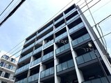 コンフォリア・リヴ押上ノース モダンな外観デザインのマンション建物を下から見上げた様子