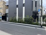コンフォリア・リヴ押上ノース 街路から見たモダンな外観と緑が調和した建物の様子