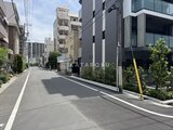 コンフォリア・リヴ押上ノース 周辺の建物に囲まれた、落ち着いた印象の前面道路から見た建物外