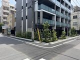 コンフォリア・リヴ押上ノース 街角から見たモダンな外観と低層部の緑化が調和した建物