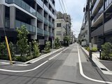 コンフォリア・リヴ押上ノース 緑を配した開放的なアプローチから見た建物外観