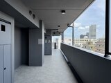 コンフォリア・リヴ押上ノース 都市風景が見える共用廊下とエレベーター周辺