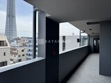 コンフォリア・リヴ押上ノース 開放的なバルコニーから都市風景を眺める共用廊下