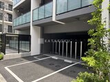 コンフォリア・リヴ押上ノース 機械式駐車場と緑を配置した開放的なエントランスアプローチ