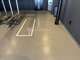 コンフォリア・リヴ押上ノース 駐車場の平面的で整理されたスペース、白線で区画された駐車枠