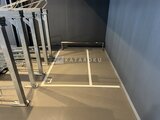 コンフォリア・リヴ押上ノース 駐車場の区画を示す白線が引かれた平坦なコンクリート床