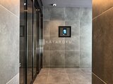 コンフォリア・リヴ押上ノース モダンな雰囲気のエレベーターホール、グレートーンのタイル張り