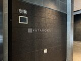 コンフォリア・リヴ押上ノース 濃紺タイルで統一されたモダンなエレベーターホール