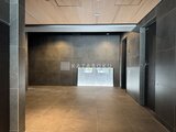 コンフォリア・リヴ押上ノース モダンなデザインの共用ロビー空間、タイル貼りの床と落ち着いた
