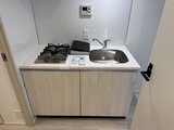 コンフォリア・リヴ押上ノース ガスコンロとシンクが備わったコンパクトキッチン