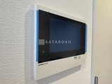 コンフォリア・リヴ押上ノース 壁面に設置されたインターフォンの画面パネル