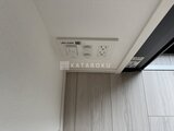 コンフォリア・リヴ押上ノース 天井に取り付けられた照明スイッチとコンセント