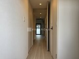 コンフォリア・リヴ押上ノース 落ち着いた照明が灯る廊下から玄関へつながる通路