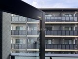 コンフォリア・リヴ押上ノース 隣接する建物との間から見た外観、バルコニー付きの落ち着いた印
