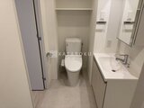 コンフォリア・リヴ押上ノース トイレと洗面台が備わったコンパクトな衛生間