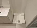 コンフォリア・リヴ押上ノース 清潔感のあるトイレと洗面台が配置された浴室スペース