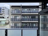 コンフォリア・リヴ押上ノース 対面建物をバルコニーから望む住宅街の風景