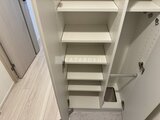 コンフォリア・リヴ押上ノース 可動棚が充実した玄関クローゼットの内部