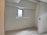 コンフォリア・リヴ押上ノース 小窓からの採光が心地よい、明るい洋室の様子