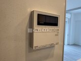 コンフォリア・リヴ押上ノース 壁面に設置されたベージュ色の給湯器コントロールパネル