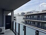コンフォリア・リヴ押上ノース 開放的なバルコニーから見た周辺の街並みと青空