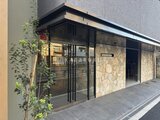 エスレジデンス王子イネーブル モダンな石貼りの外観に黒いフレームの大開口窓が特徴的なエント