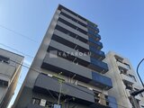 エスレジデンス王子イネーブル 青空を背景とした、縦長のバルコニーが特徴的なマンション外観