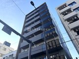エスレジデンス王子イネーブル 青空の下に建つ落ち着いた色合いのマンション外観