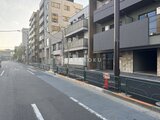 エスレジデンス王子イネーブル 前面道路から見た建物と周辺街並みの様子