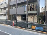 エスレジデンス王子イネーブル 前面道路から見たモダンな建物外観と車寄せ