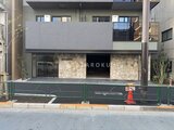 エスレジデンス王子イネーブル 石貼り仕上げの1階店舗部分を備えたモダンな外観