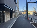 エスレジデンス王子イネーブル 前面道路に面した建物エントランス周辺の様子