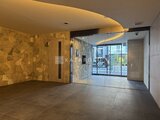 エスレジデンス王子イネーブル モダンな照明が映える開放的なエントランスホール