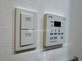 エスレジデンス王子イネーブル 照明スイッチと給湯器リモコンが並ぶ壁面