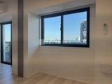 エスレジデンス王子イネーブル 大きな窓から採光豊かなリビングスペースと都市風景