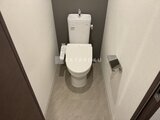 エスレジデンス王子イネーブル 温水洗浄便座付きのモダンなトイレ空間