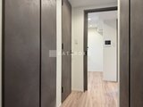 エスレジデンス王子イネーブル 廊下に面した落ち着いた色合いの建具と広めの空間