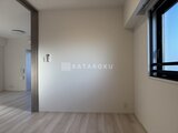 エスレジデンス王子イネーブル 窓から光が入る開放的な洋室空間