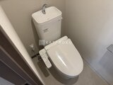 エスレジデンス王子イネーブル 温水洗浄便座付きのモダンなトイレ空間